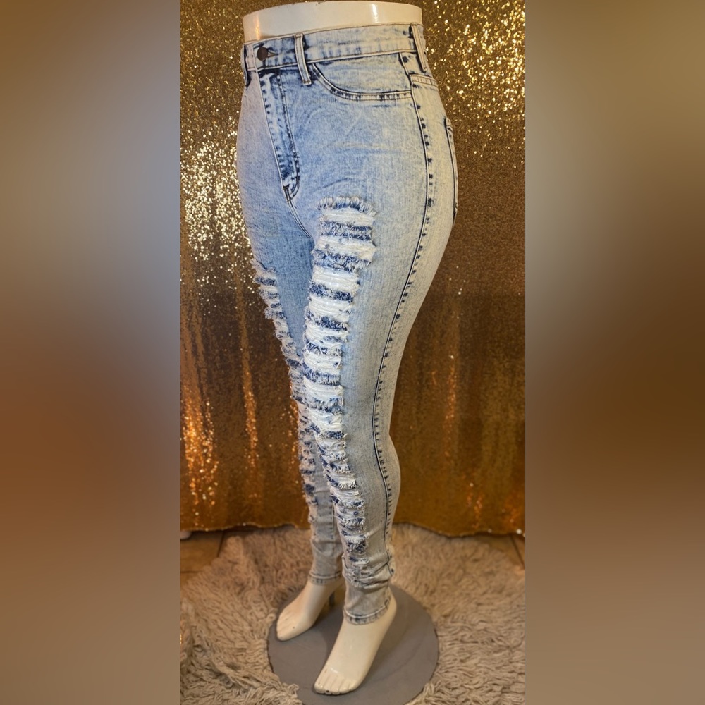 Fashion Nova 🎀 Super Distressed Skinny Jeans ♻️